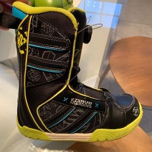 Boys K2 Vandal BOA  snowboard boots size 5